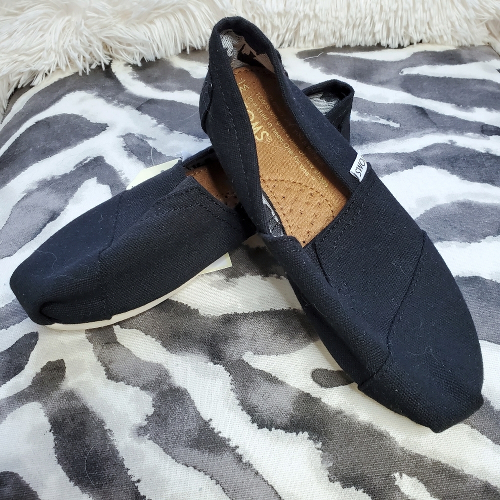 (SOLD) TOMS Animal Print Canvas Slip ons - Picture 6 of 15
